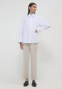 Calliope CLASSIQUE À PLIS - Button-down blouse - blanc