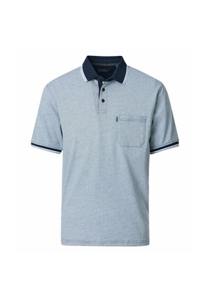 Lichtblauw poloshirt met korte mouwen, donkerblauwe kraag en mouwranden, drie knopen en een borstzak aan de linkerkant.