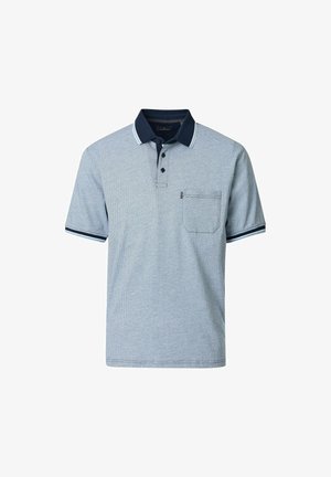 Lichtblauw poloshirt met korte mouwen, donkerblauwe kraag en mouwranden, drie knopen en een borstzak aan de linkerkant.