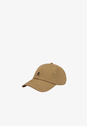 Gorra de béisbol marrón con visera curva y pequeño emblema negro de calavera y huesos cruzados en el panel frontal.