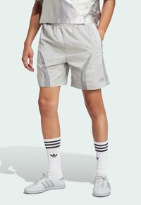 adidas Originals - ADICOLOR 2000S - Shorts - grey two   grey three Thumbnail Image 1