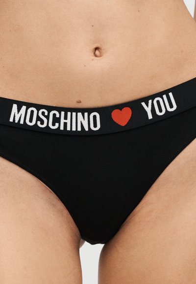 Μαύρα εσώρουχα με ελαστική μέση που φέρει το "MOSCHINO" σε λευκό, ένα κόκκινο σύμβολο καρδιάς και το "YOU" σε λευκό κείμενο στο μπροστινό μέρος.