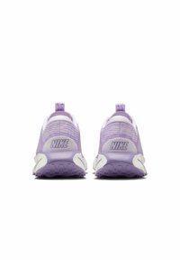 Sneakers Nike de couleur violet clair avec une tige en maille texturée, des accents blancs et une semelle en caoutchouc à motifs. Présente un logo sur le talon.