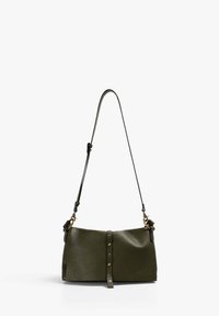 Bolso de hombro de cuero verde oliva con una superficie texturizada, una larga correa ajustable y una franja central adornada con tachuelas doradas.