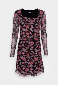 Blomstret kjole med lange gennemsigtige ærmer, med en sort bund og pink og lilla blomster, draperet design og firkantet halsudskæring.