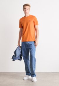 Tommy Hilfiger STACK TEE - T-shirt basic - bonfire orange
