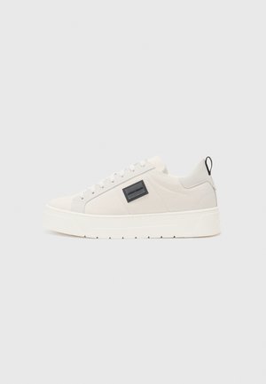 - Sneakersy niskie