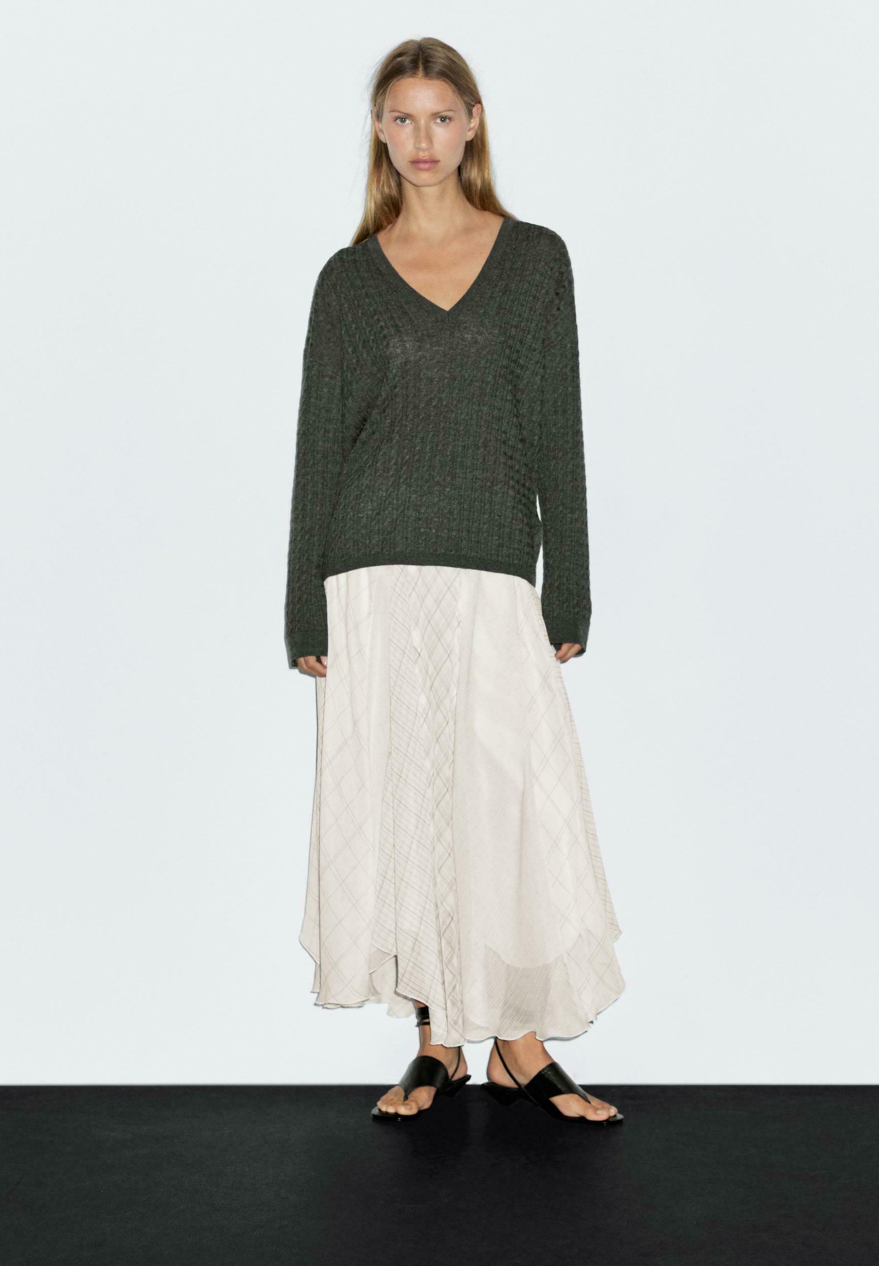 Massimo Dutti ASYMMETRIC CHECK MIDI - Maxi skirt - white Massimo Dutti ASYMMETRIC CHECK MIDI - Maxi skirt - white