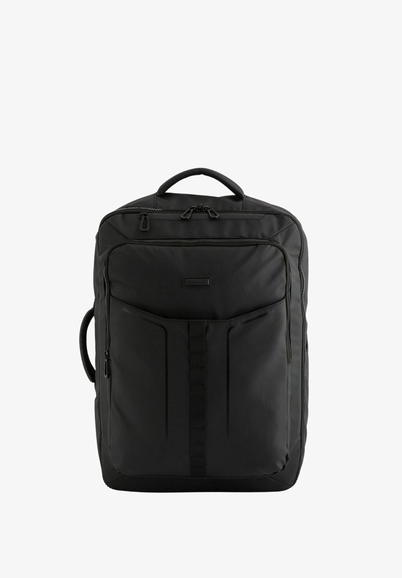 Zwarte rugzak met een gladde stofoppervlak, twee met rits afgesloten compartimenten, een handvat aan de bovenkant en een webbingdetail aan de voorkant voor extra opbergruimte.