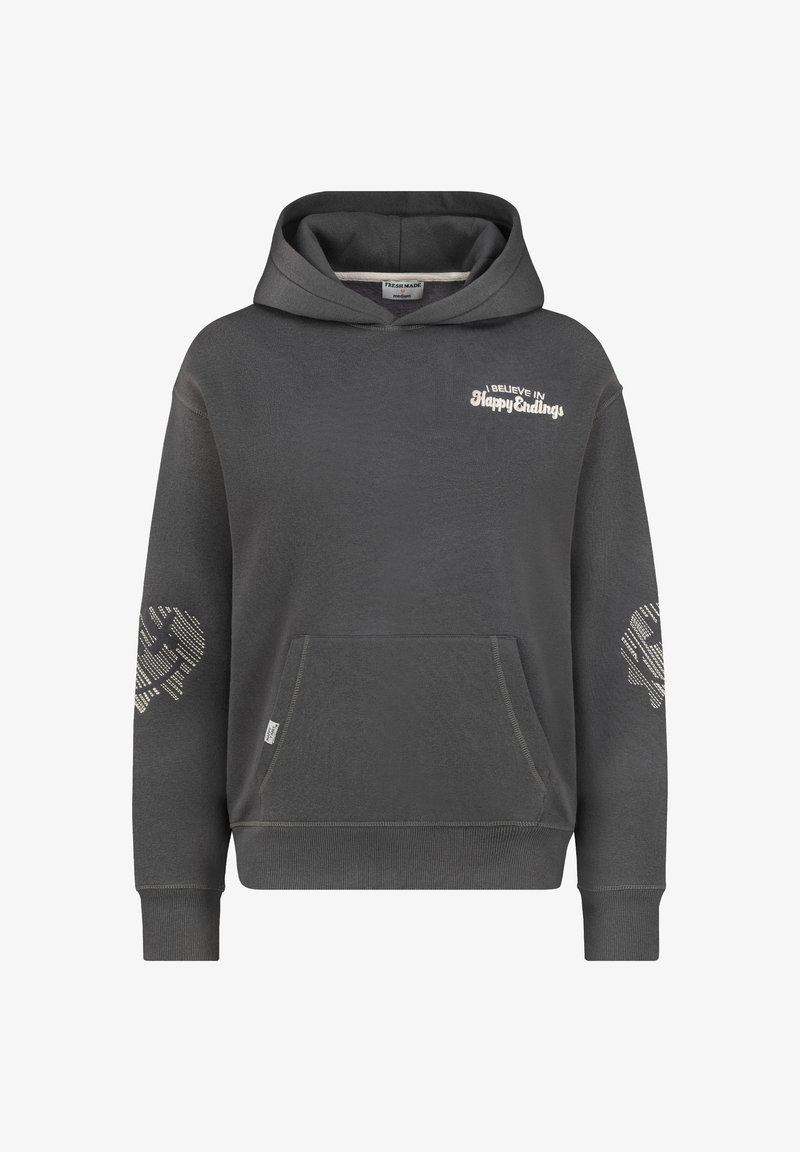 Grijze hoodie met een voorzak, voorzien van de tekst "IK GLOOF IN Gelukkige Einden" en hartpatronen op de mouwen in een gestructureerd ontwerp.