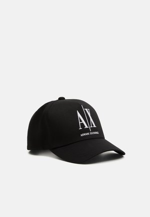 Cappellino da baseball nero con visiera curvata, dotato di un logo ricamato bianco "AX" e del testo "ARMANI EXCHANGE" sul davanti.