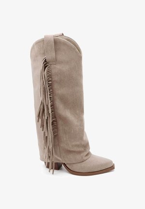 Botte de cheville en daim beige au design décontracté, à bout carré, avec une frange décorative sur le côté. Présente un petit talon empilé.
