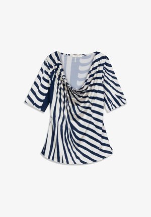 Modrý a biely vrchný diel so záhybmi a krátkymi rukávmi, so vzorom pruhov a hlbokým výstrihom. Tkanina pôsobí mäkko a ľahko.