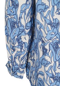 Blaue Bluse mit floralem Muster und langen Ärmeln, aus leichtem Stoff und auf weißem Hintergrund. Mit Knopfdetails an den Bündchen.