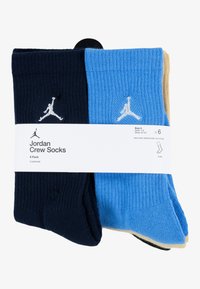Paquete de seis calcetines tipo crew en azul oscuro, azul claro y beige, con textura acanalada y logo Jumpman blanco en el costado.