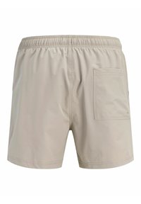 Μπεζ ανδρικό μαγιό σορτς με ελαστική μέση και μια μοναδική τετράγωνη πίσω τσέπη στη δεξιά πλευρά, εμφανιζόμενο από πίσω.