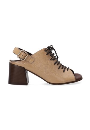 Beige leren slingback schoenen met open teen, met een gestructureerde bovenkant, vetersluiting aan de voorkant en een lage, vierkante houten hak.