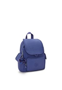 Marinblå ryggsäck tillverkad av slitstarkt tyg, med klaffstängning, framficka, sidoficka och en plyschapa som nyckelringsfäste.