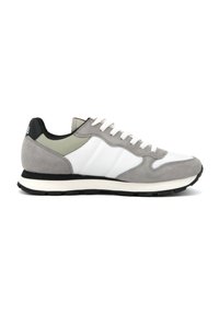 Scarpe sportive grigie e bianche con materiali in camoscio e rete, punta rotonda, design con lacci, accentuazione nera sul tallone e suola in gomma testurizzata.