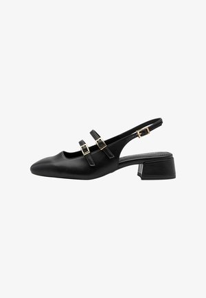 Zwart leren slingback schoen met twee decoratieve riemen en gouden gespen, met een puntige neus en een blokhak van gemiddelde hoogte.