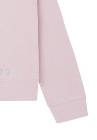 Ljust rosa sweatshirt med ribbad mudd och nederkant, prydd med silverfärgad "LONDON"-text på framsidan. Mjuk tyg med slät textur.