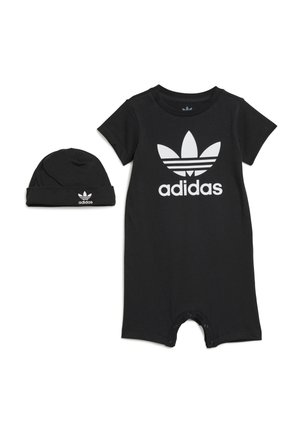 Peto para bebé Adidas negro de manga corta con logo blanco en el pecho y gorro negro a juego con logo blanco en el frontal.