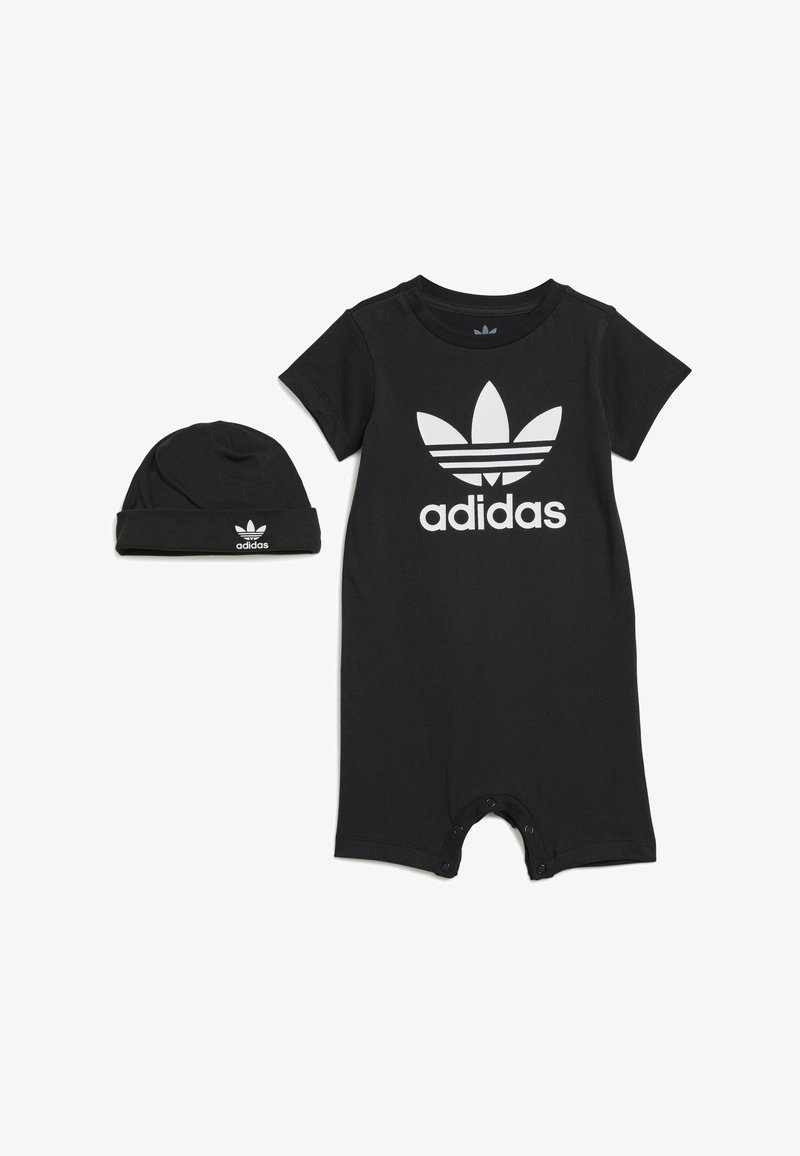 Schwarzer Adidas Baby-Strampler mit kurzen Ärmeln und weißem Logo auf der Brust sowie passender schwarzer Beanie-Mütze mit weißem Logo vorne.