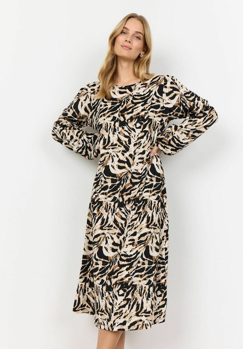Abito a maniche lunghe con un motivo astratto di foglie in nero, beige e marrone, caratterizzato da un colletto rotondo e una silhouette fluida.