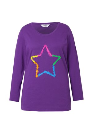 Paarse langemouwen t-shirt met een groot, veelkleurig zigzag sterontwerp in roze, geel, groen, blauw en oranje op de voorkant.