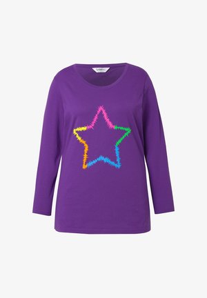 Maglietta a maniche lunghe viola con un ampio design a stella zigzag multicolore in rosa, giallo, verde, blu e arancione sul davanti.