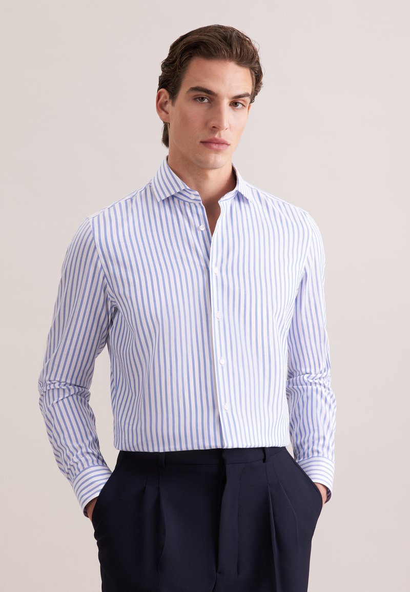 Camicia da uomo a righe azzurro chiaro e bianco con colletto button-down, maniche lunghe e vestibilità slim. Tessuto liscio con texture uniformi.