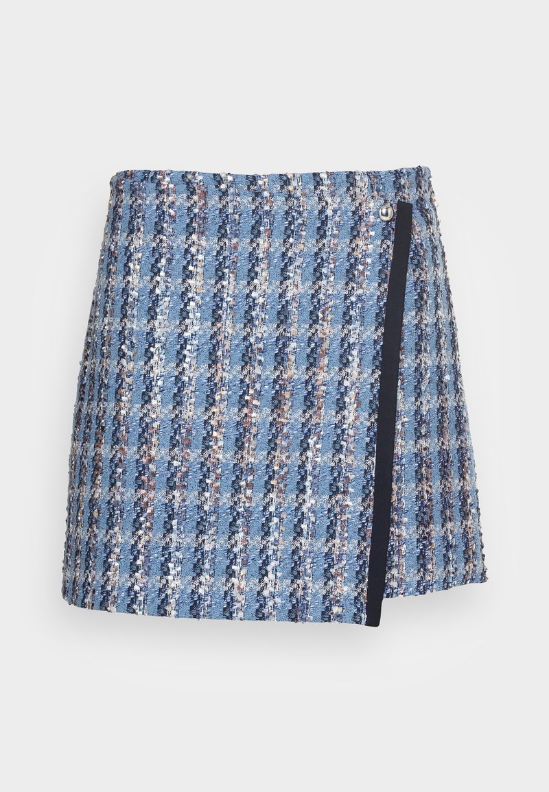 Mini-jupe en tweed texturé bleu et multicolore avec des rayures verticales et un détail de bordure noire fixé par un bouton argenté sur le côté droit.
