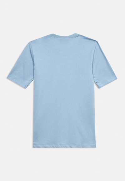 Φωτεινό γαλάζιο κοντομάνικο T-shirt με στρογγυλή λαιμόκοψη, απλωμένο επίπεδα, δείχνοντας την πίσω πλευρά με απλές ραφές κατά μήκος των άκρων.