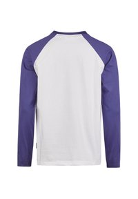 Langarm-T-Shirt mit weißem Körper und lila Raglanärmeln. Hergestellt aus weichem Stoff mit rundem Halsausschnitt und gerader Saum.