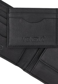 Černá kožená peněženka s texturovaným povrchem, několika přihrádkami na karty a embosovaným logem "VENEZIA". Kompaktní design s minimalistickými akcenty.