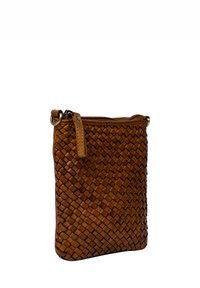 Vævet læder crossbody taske i dyb brun med struktureret finish, der har lynlåslukning og sideøje til fastgørelse af stropper eller tilbehør.
