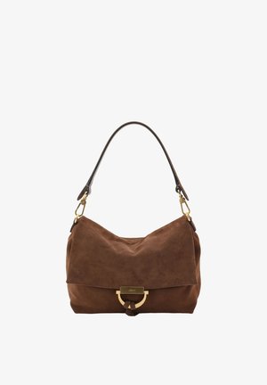 Bolso de ante marrón con forma curva, un detalle de metal en tono dorado y una sola correa para el hombro. Presenta un detalle anudado en la parte delantera.