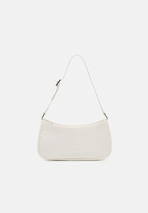 Weiße Handtasche mit Krokodilprägung, geschwungener Form und einem einzelnen verstellbaren Riemen, mit glatter Textur und minimalistischem Design.