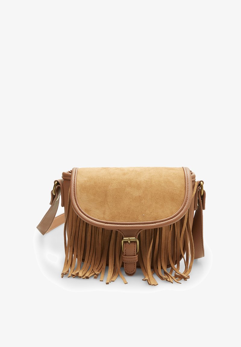 Torebka typu crossbody z zamszu w kolorze tan, z frędzlami, o zdefiniowanym kształcie oraz skórzanymi akcentami. Posiada zapięcie na klapę z zapięciem w złotym odcieniu.