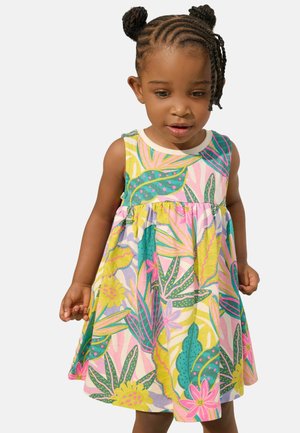 Rochie florală cu modele strălucitoare de roz, verde și galben, realizată din bumbac, cu un design fără mâneci și o fustă plisată.