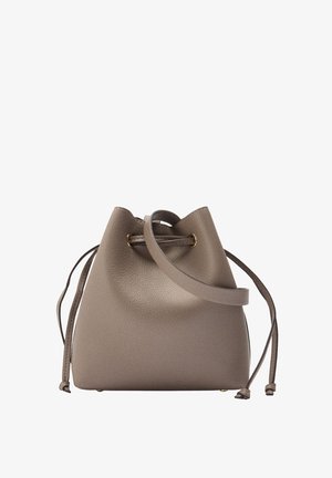 Skórzana torba typu bucket w kolorze taupe z zamknięciem na sznurek i pojedynczym paskiem na ramię na białym tle.