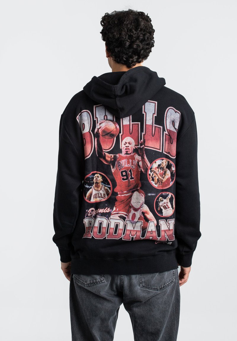 Felpa nera con cappuccio caratterizzata da una stampa grafica del giocatore di basket Dennis Rodman, con immagini delle sue azioni e una scritta audace "BULLS".
