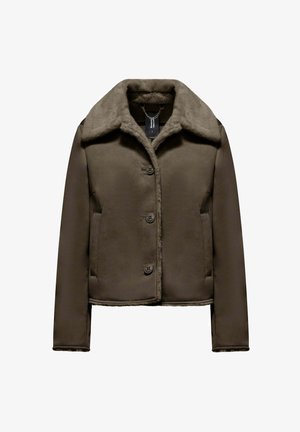 Braune Jacke aus Kunstfell mit einem Reverskragen, ausgestattet mit vier vorderen Knöpfen und zwei seitlichen Taschen. Glatte Außenoberfläche.
