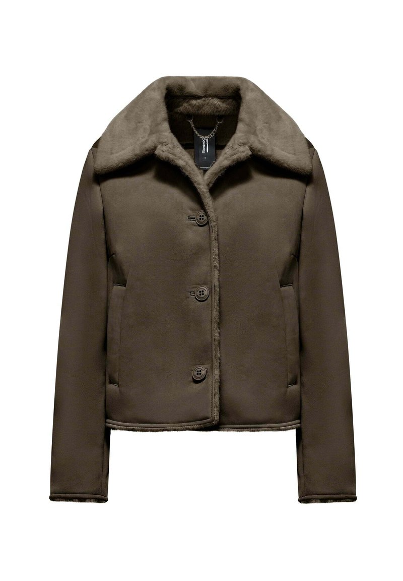 Bruine faux fur- gevoerde jas met een gekarteld revers, voorzien van vier voorknopen en twee zijzakken. Glad exterieur.