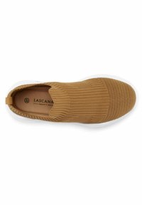 Scarpa slip-on color tannato con texture a maglia rigata, tomaia elasticizzata e suola in gomma bianca. Presenta un logo sulla soletta.