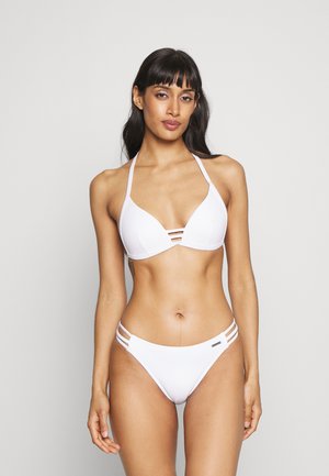 Biely bikiny set s trojuholníkovým topom s tromi horizontálnymi výrezmi a zodpovedajúcimi nohavičkami so bočnými popruhmi. Hladká textúra, minimalistický dizajn.