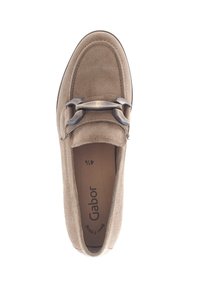 Beige suède instap-schoen met een ronde neus, decoratieve metalen accent en een gevoerde inlegzool met "Gabor" branding.