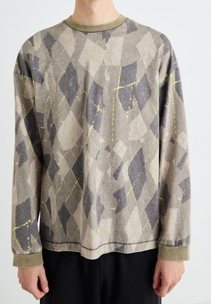 Camicia a maniche lunghe grigia e beige con un motivo a diamante e dettagli gialli. Tessuto morbido con scollatura rotonda verde oliva.