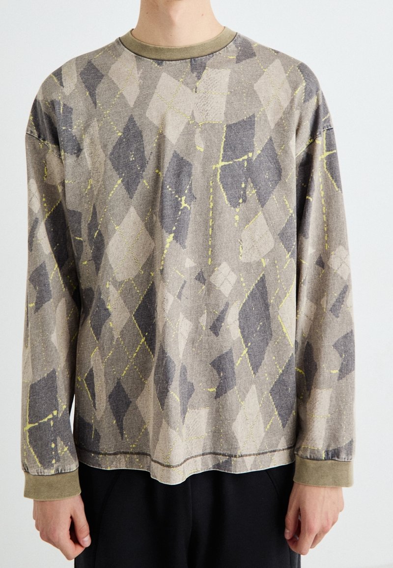 Langärmliges Hemd in Grau und Beige mit einem Rautenmuster und gelben Akzenten. Weicher Stoff mit einem runden olivgrünen Ausschnitt.