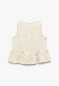 Cremefarvet ærmeløs top med broderede blomster mønstre, en peplum kant og tekstureret stof med et blødt, delikat udseende.